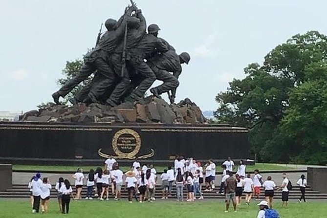 DC Monuments & Memorials Guided Minibus City Tour - The guide experience: what makes it feel fun instead of robotic