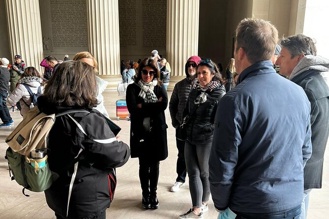 Guided tour in French of the Essentials of Washington - WWII Memorial: a somber moment that adds real context