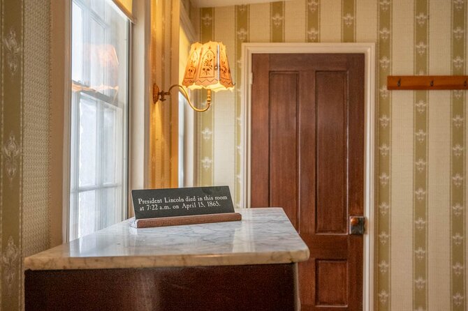 Lincoln Assassination with Ford's Theatre & Petersen House Entry - Petersen Boarding House: seeing the room where Lincoln died