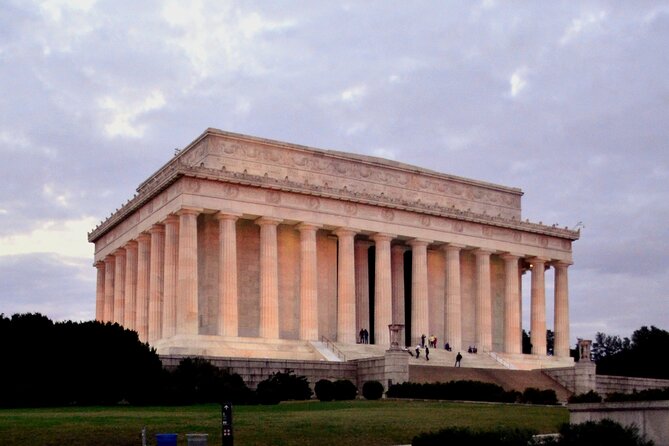 Monuments of DC Tour with Washington Monument or Museum Tickets - The Tour Style: Guides, Pacing, and Small Comforts