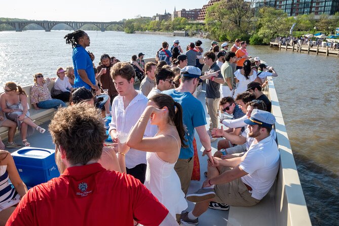 Party Yacht Cruise along Potomac River - Georgetown Waterfront Park: start relaxed with green-and-water views