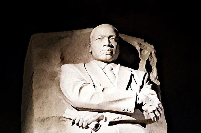 Private Night-Time Monuments Tour of DC for up to 10 Guests - WWII Memorial and Jefferson Memorial: quick stops with big weight