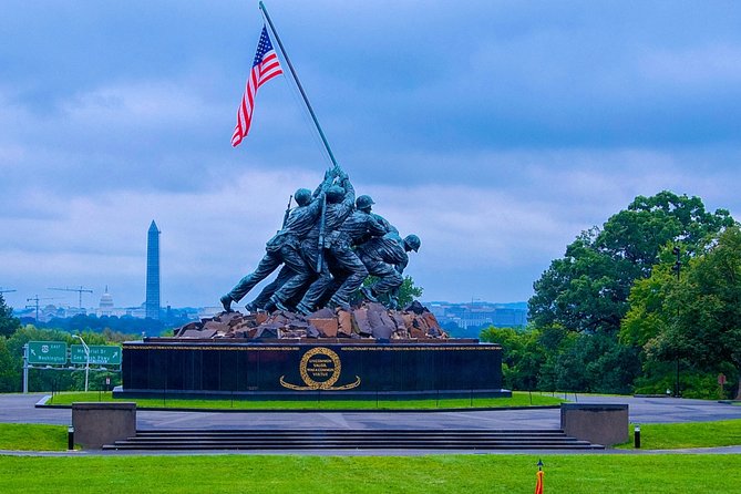 Small Group Monuments Tour with Changing of the Guard - Lincoln Memorial Time: Give Yourself Space to Pause