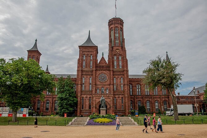 Smithsonian Museums Walking Tour with Reserved Air & Space Entry - How guides shape your experience (and why it matters)
