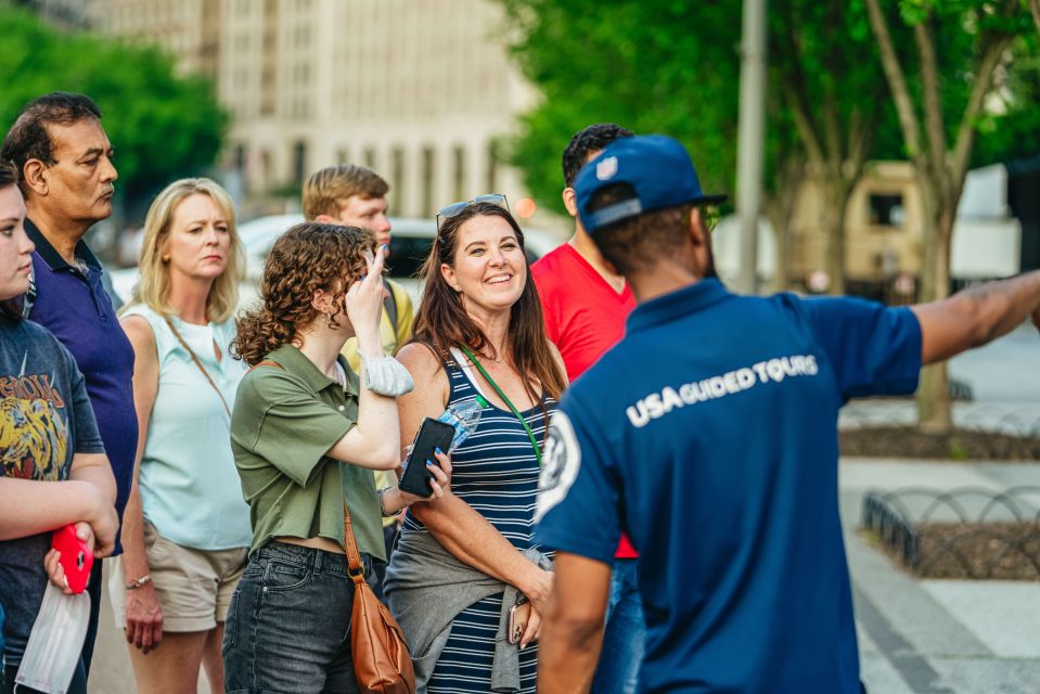 Washington DC: National Mall Night Bus Tour - Meeting at the U.S. Navy Memorial Plaza and Getting On the Bus Smoothly