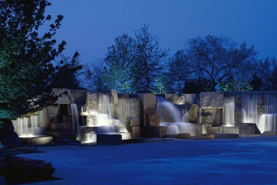 Washington DC: Night Tour with 10+ Stops, Admission Tickets - Lincoln Memorial and MLK Jr. Memorial at night: the emotion lands quicker